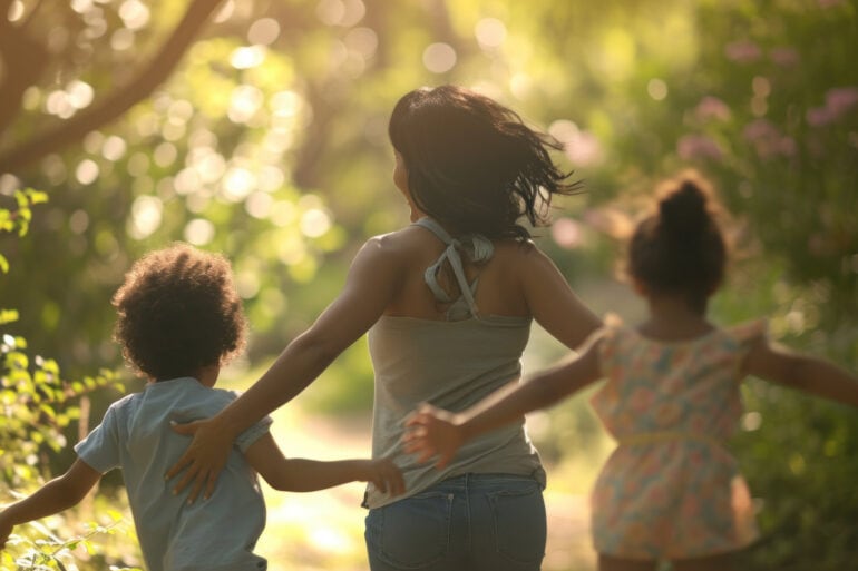 Mom running with her kids - Shared custody at DivMoms com